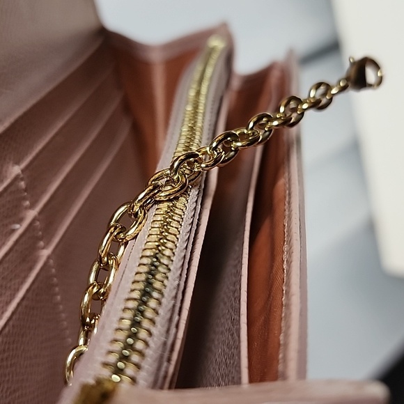 Salvatore Ferragamo Pamploma Wallet - Picture 15 of 15